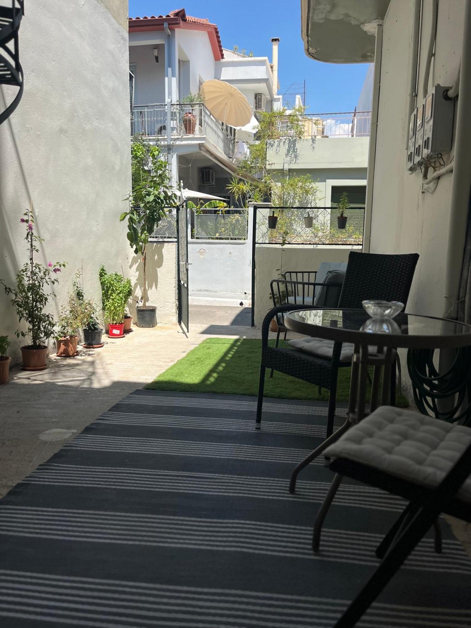 Noa - Designed Garden Studio In The City Center 칼라마타 외부 사진